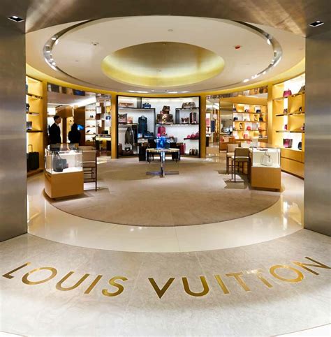 does lv have outlet store